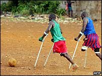 Amputados vítimas a guerra civil jogam futebol em Serra Leoa