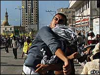 Simpatizante do Fatah atira pedra em guardas do Hamas em Gaza na segunda-feira