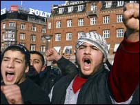  ان کارٹونوں کی اشاعت پر یورپ میں احتجاج ہوا ہے