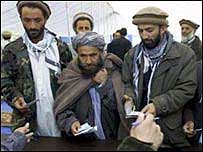 Afganlılar seçmen kartlarını alıyor
