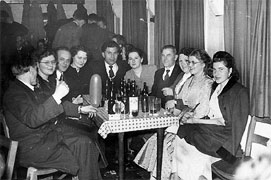 parti Nos Galan yn y gwersyll, tua 1950. 