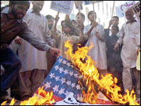 کراچی میں حزب اختلاف کے مطابق تین سو افراد کو گرفتار کیا گیا