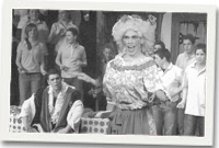 Dafydd ap Gwilym (Aled Llŷr) yn syllu mewn syndod ar ei fam (Geraint Jenkins, Cerrigcaranau)