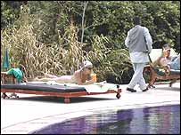 دھوپ سینکتے سیاح