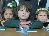 دختران افغان در دوره حکومت بنيادگرايان طالبان اجازه درس خواندن نداشتند (عکس از AP)