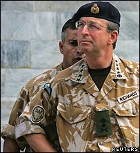 دانيل جيمز در پشت سر ژنرال ديويد ريچاردز سرفرمانده ناتو در افغانستان