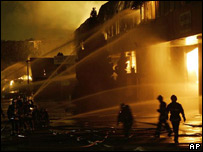 Bombeiros tentam apagar um incêndio em um armazém em Aulnay sous Bois, em Paris