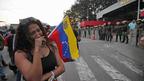 Partidária anônima de Chávez chora em frente ao hospital onde ele estava internado