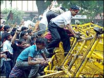 وشو ہندو پریشد اور آر ایس ایس کے کارکنان 