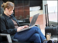 زنی در حال استفاده از لپ تاپ