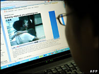 Imagem em um site chinês mostrou o casal de Xangai se beijando no metrô