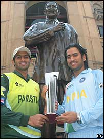 शोएब मलिक और महेंद्र सिंह धोनी