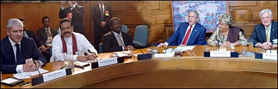 Preisdent at roundtable (photo Sudath Silva)