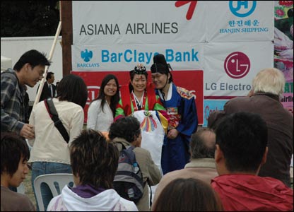 Khách dự lễ hội Hàn quốc ở Kingston