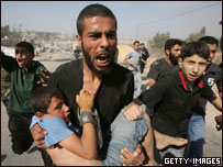 Homem socorre menino ferido em conflito