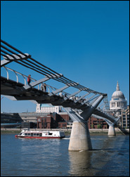 A Ponte do Milênio com a catedral de São Paulo ao fundo
