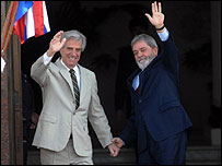 Lula e Tabaré Vázquez acenam para o povo na porta do prédio do Mercosul (Foto: Fabio Rodrigues Pozzebom/ABr) 