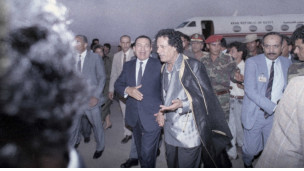 القذافي (يمين) مستقبلا مبارك في مطار بنغازي