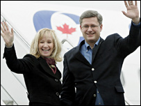 حزب اختلاف کے رہنما سٹیفن ہارپر اکثریت حاصل کر رہے ہیں