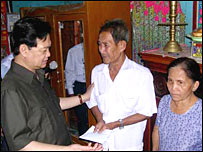 Ông Nguyễn Tấn Dũng thăm gia đình có người thiệt mạng trong vụ sập cầu (ảnh:Vietnamnet)