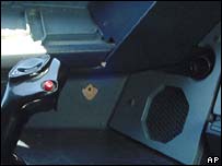 Buraco de bala deixado na cabine do avião (Foto: AP)