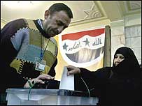 زن عراقی در حال انداختن رأی به صندوق