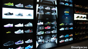 "Muro virtual" em loja da Adidas. | Foto: Divulgação