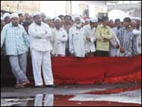 مالیگاؤں دھماکوں  کے بعد مسلمان موقع کے قریب کھڑے ہیں (فائل فوٹو)