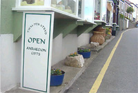 Siop wedi ei henwi ar ôl y morwr a drodd yn 'ganibal', Twm Pen Stryd