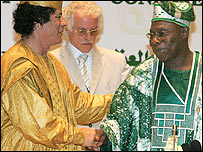 Muammer Kaddafi ve Olesegun Obasanjo