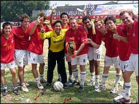 Rafael (quarto da direita para a esquerda) com colegas de trabalho