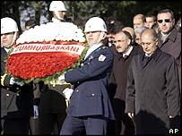 رکی کے صدر اور وزیر اعظم نے مصطفیٰ کمال پاشا کے مزار پر پھولوں کی چادر چڑھائی