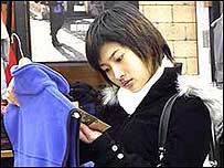 Một cô gái Nhật mua hàng