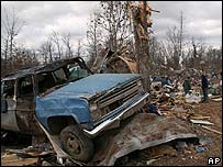 Destruição causada por tornado no Estado do Missouri