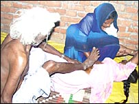 एक लड़की का इलाज करता एक तांत्रिक