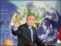O presidente dos EUA, George W. Bush, em conferência sobre o meio ambiente realizada em Washington