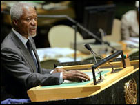 O secretário-geral da ONU, Kofi Annan, abre a reunião sobre o TNP em Nova York