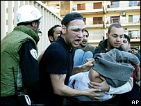 Đưa nạn nhân bị thương tới bệnh viện