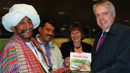 Carwyn Jones. Jane Davidson a'r bugeiliaid o India