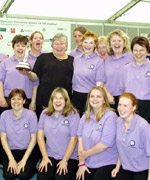 Cyntaf,  aelodau o Gôr Alawon Gwerin Newyddion Da, Clunderwen gyda eu arweinydd Marilyn Lewis