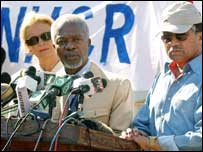   کوفی عنان صدر مشرف کے ساتھ مظفرآباد میں