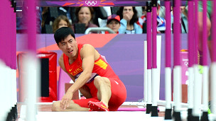 劉翔在起跑後跨越第一欄時摔倒