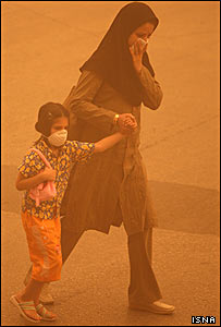 کودکی با مادرش در هوای آلوده