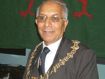 Maer Bangor, y Cynghorydd Douglas Madge