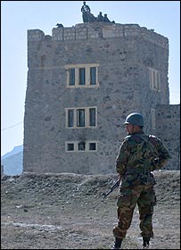 سرباز افغان در برابر زندان پلچرخی کابل