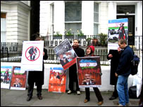 Намойишчилар Президент Каримов истеъфосини талаб этишган