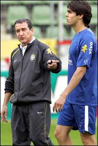 O técnico Carlos Alberto Parreira e Kaká, durante treino em Leverkusen