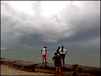 Meksika'da Dean Kasırgası'nın yaklaşmasını izleyenler