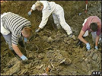 Técnicos forenses em vala comum em Kamenica, na Bósnia
