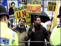 ब्रितानी विदेश मंत्रालय के बाहर ईरान सरकार विरोधी प्रदर्शनकारी